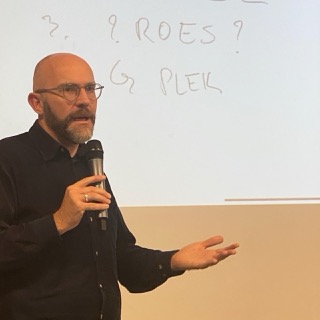 Thomas Crombez het Veltershof tijdens de lezing "De Dronken filosoof"- Foto Stefaan Huysentruyt